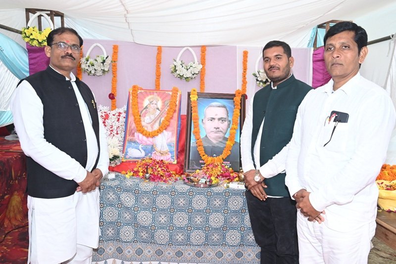 श्रद्धांजलि अर्पित